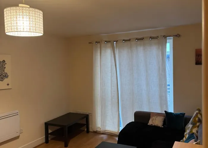 1- Bed Flat With Easy Access To Bow Station