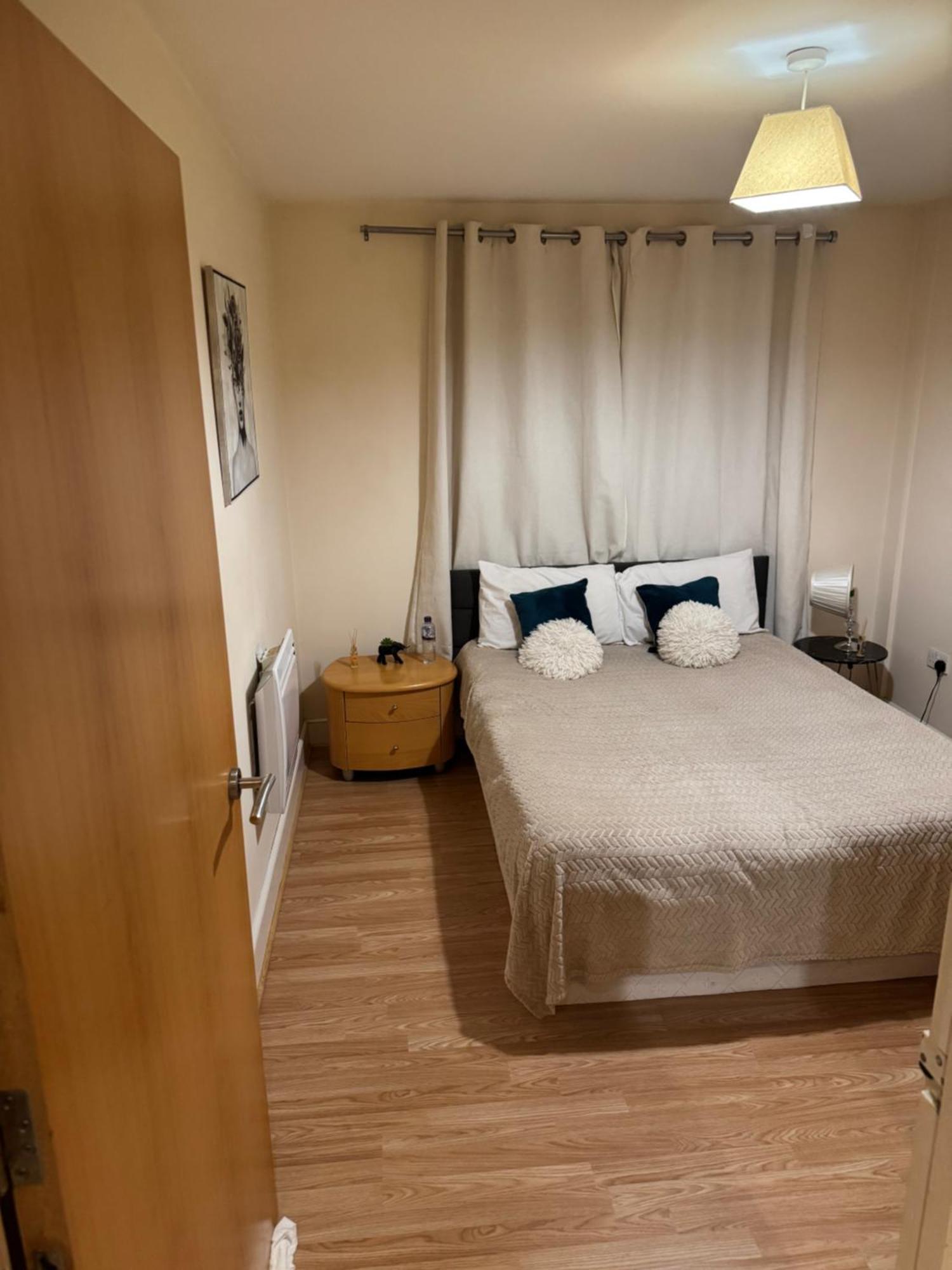 1- Bed Flat With Easy Access To Bow Station Лондон