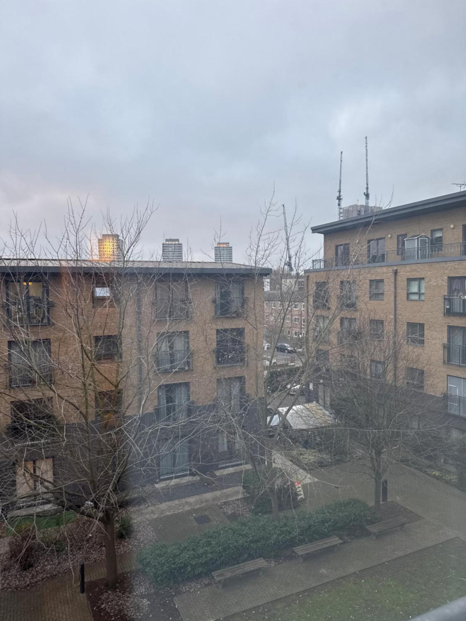 1- Bed Flat With Easy Access To Bow Station Апартаменты Лондон